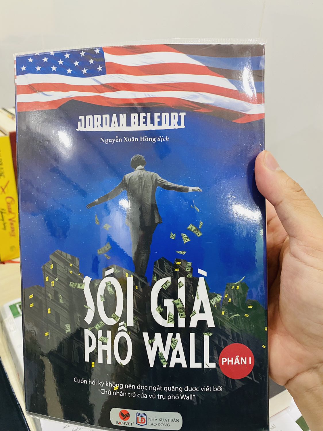 Sách dày, tương đối nặng tay. Giấy tốt. Mình mua có bookcare nên nhìn chất lượng. Nội dung tốt!