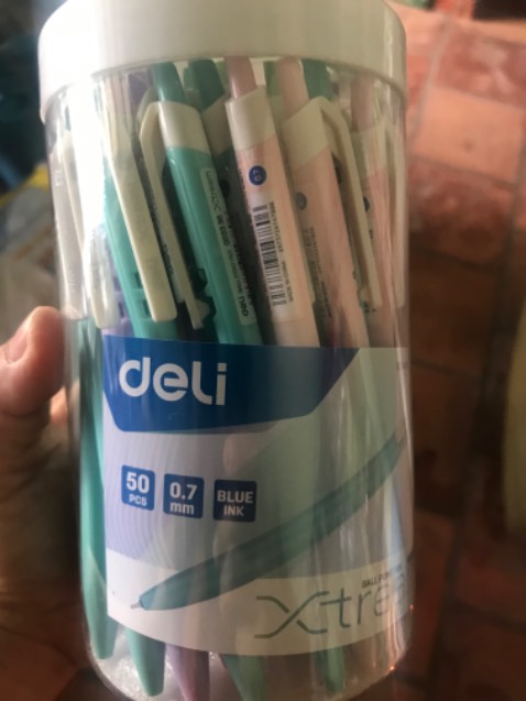 Mình mua viết này lần thứ 2 rồi. Viết khá tốt, mực ra rất đều và êm tay, thiết kế và màu sắc dễ thương. Viết gel màu đỏ của Deli cũng rất ổn, mua lúc giảm giá nên rất rẻ.