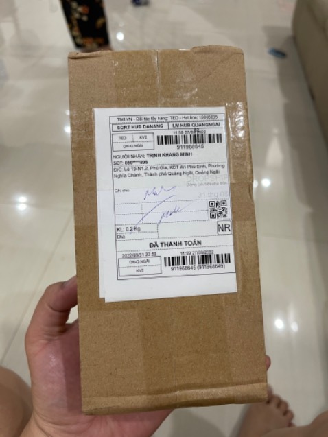 Sản phẩm móc treo này nhìn rất chắc chắn và sang trọng tuy nhiên khi móc lên thì không được chắc chắn lắm. Cần phải bẻ công một chút xíu nữa ở phần móc để cố định cái móc treo nói chung là cũng được.