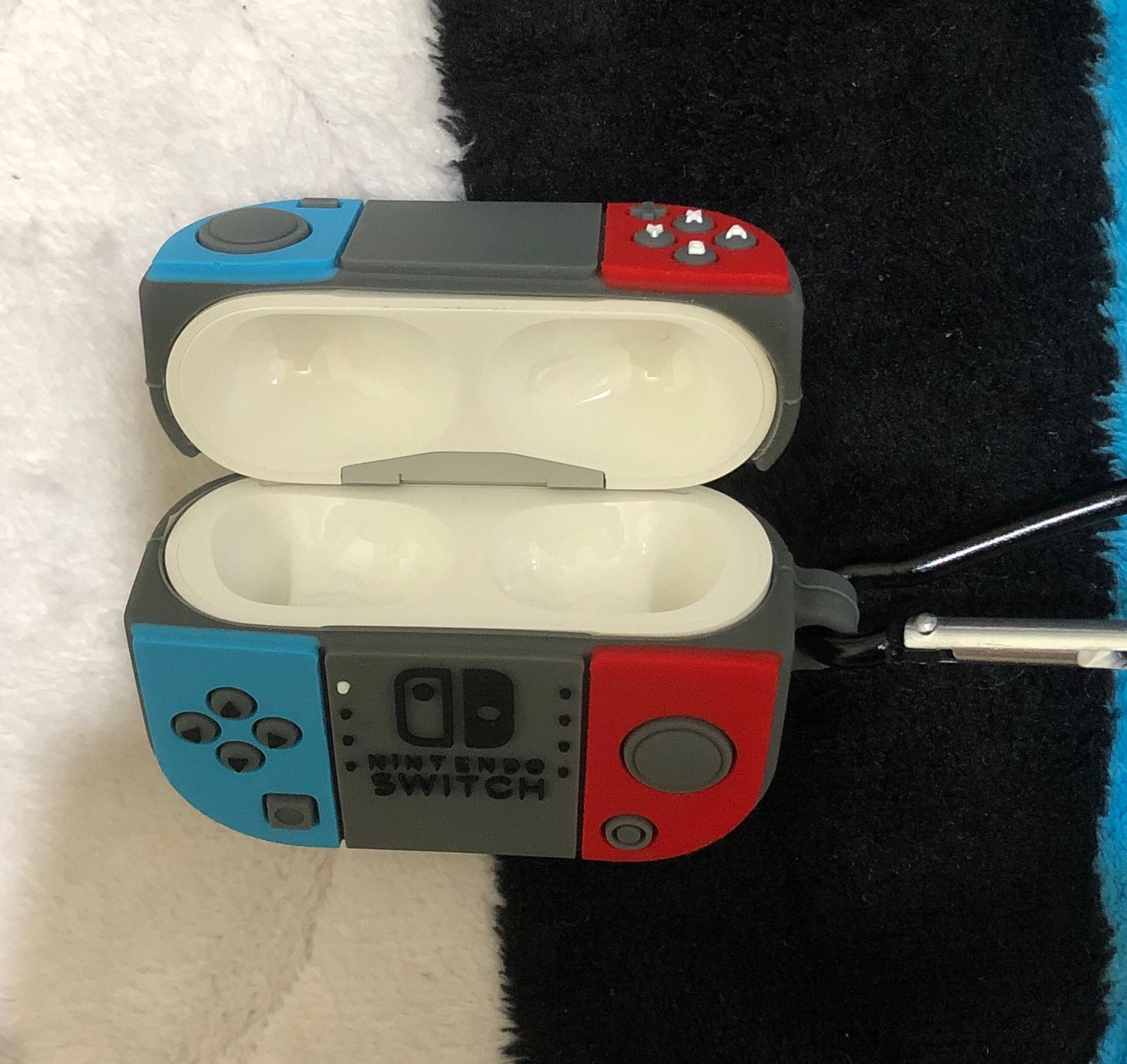 Ốp chất lượng lắm, dễ thương nữa, có thêm 1 cái móc rất tiện