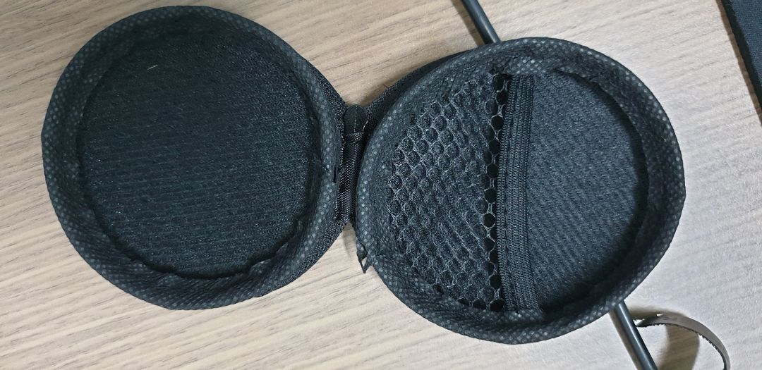 Cứ nghĩ rằng, của rẻ là của ôi. Nhưng trường hợp này thì lại không đúng. Mua đợt sale nên chỉ 16k thôi, nhưng hộp nhận được lại rất đẹp: cứng cáp, cầm chắc tay, đường chỉ kín kẻ, dây kéo êm. Rất thích sản phẩm này!