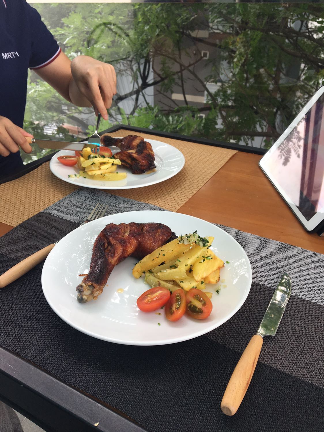 Nhận được hàng khá ưng ý về hộp va sản phẩm. 
Tuy nhiên khi sử dụng lần đầu, dao vẫn bị dơ màu xanh như vụn từ vết cắt ở các khe răng cưa dù đã rửa kỹ trước đó. Sau đó phải ngồi dùng giấy chà từng khe mới sạch. 
Đến hôm nay là sau chưa đến 5 lần sử dụng, cái nĩa đã bụ rụng ra thế này. Thôi lần sau mua inox full cây cho an toàn.