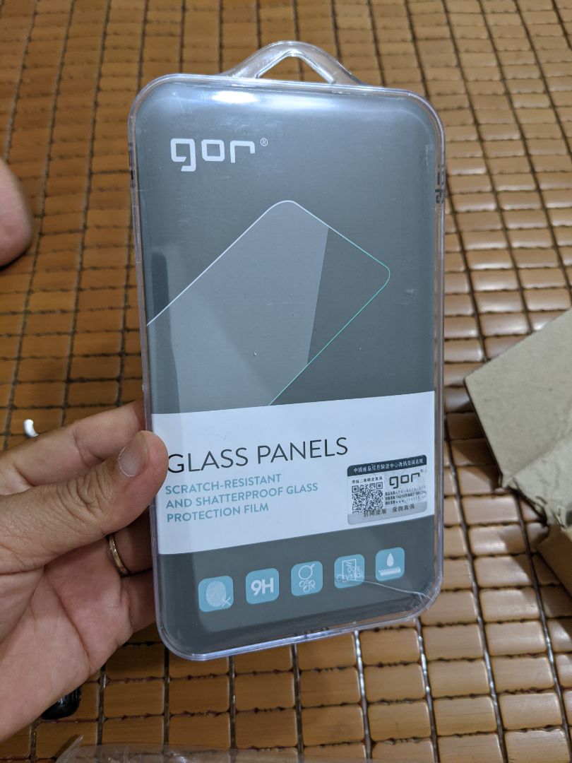 giao hàng nhanh, sản phẩm có hộp bảo vệ cẩn thận, dù vỡ vỏ nhưng tấm dán vẫn ok bên trong, đủ phụ kiện để vệ sinh dán lại