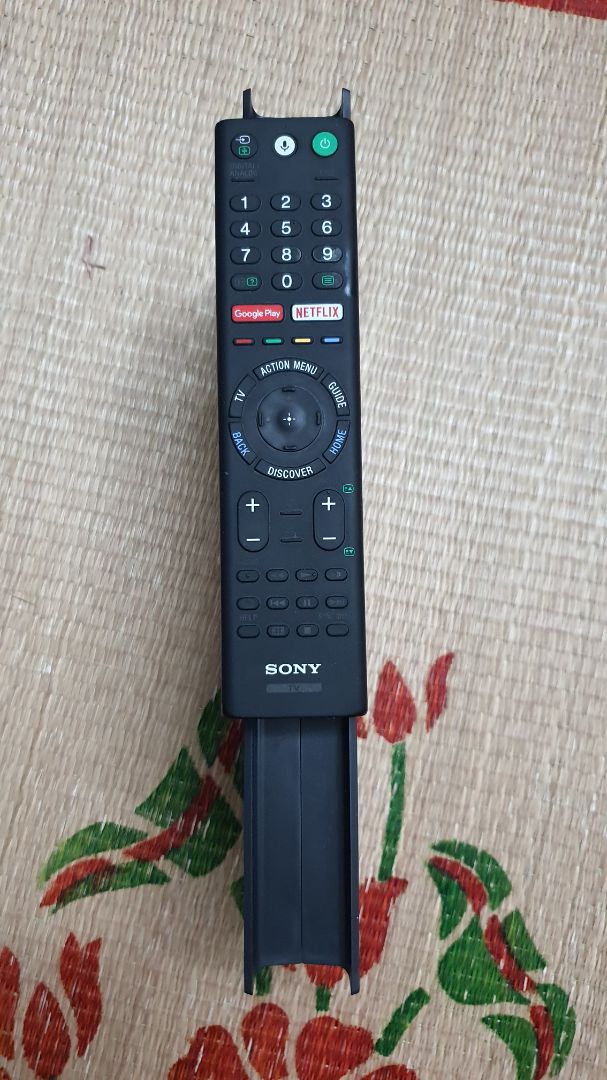 Bộ cờ bằng nhựa sơn kim, sắc nét, nam châm hút vừa phải, hộp cờ gọn gàng. Bộ mình mua là size lớn nhất, chụp cạnh điều khiển TV để các bạn dễ so sánh kích thước. Giá 172k so với chất lượng thế là phù hợp.