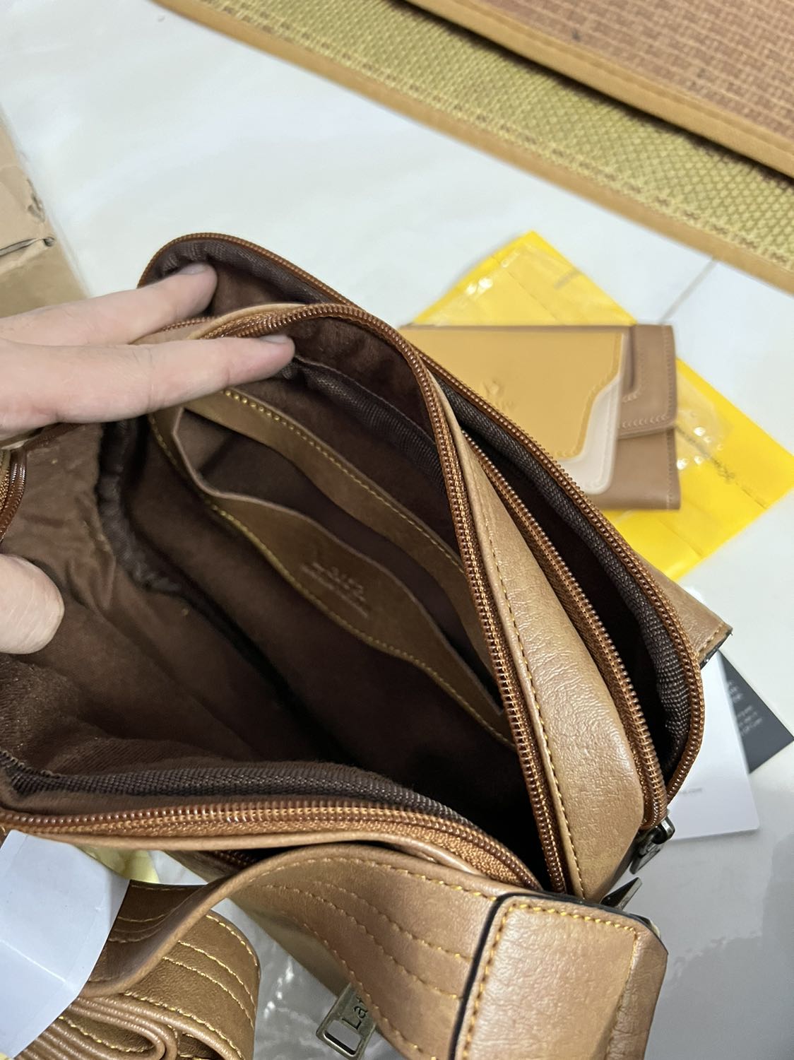 Tiki giao hàng rất nhanh luôn,
Sản phẩm này mình đắn đo nhiều lắm, ban đầu tính mua loại túi lớn (có thể đựng vừa mac 13 inch) nhưng thấy khối lượng tầm 1kg nên mình quay về túi này. Túi nhẹ, nhiều ngăn tiện dụng, vừa đủ dùng, thuận tiện khi mang theo. Các chi tiết khá tỉ mỉ, không có chỉ thừa, mùi da không bị quá hăng. Hàng tặng kèm phù hợp với nhiều bạn nữ hơn, mình góp ý với shop nên tinh chỉnh phần rìa của ví (nhìn hơi thô, chưa được gọn lắm) sẽ ok hơn. Mình đang sử ví của shop nên khá hài lòng về chất lượng sản phẩm, về thiết kế thì shop có thể thay đổi chút xíu các chi tiết nhỏ để sản phẩm trở nên sang trọng và tinh tế hơn. Mặt khác, shop nên thay đổi chất liệu giấy dễ phân huỷ hơn, lúc mở túi, mình thấy shop lót nhiều giấy quá (giống như loại dán decal) nên điểm này mình hơi khắt khe xíu. Hy vọng shop sẽ nâng cấp các dòng sản phẩm hiện có và phát triển thêm nhiều sản phẩm mới hơn. Thank shop vì các sản phẩm mình đang sử dụng cực kỳ chất lượng.