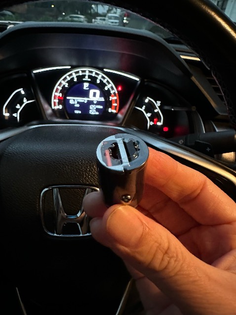 Mình cần hàng gấp báo shop gửi hàng cho luôn, shop phản hồi nhanh, tư vấn nhiệt tình, sạc chuẩn chính hãng ,sạc nhanh 33w, 2 cổng usb và type c rất tiện lợi. Chất lượng hàng của Rock thì mình rất hài lòng. Nhỏ mà có võ nha 👍