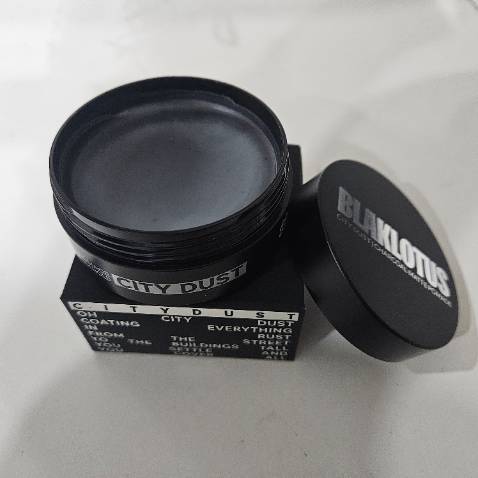 Đóng gói cẩn thận kỹ lưỡng. Hàng về nguyên vẹn
Hộp sáp quá đẹp
Mùi hương rất lạ lần đầu nghe mùi này luôn. Rất sang
Sáp gốc dầu có đất sét tạo độ khô mờ. Phù hợp cho nhu cầu giữ nếp lâu và khô như mình. Đúng bản chất thường thấy của gốc dầu là khó gội nhưng sau nước gội đầu, tóc vẫn vào nếp đẹp. Mình rất thích
Cảm ơn cskh của BLAKLOTUS nhắn tin hướng dẫn sử dụng sáp. Mình đã làm theo và hiệu quả, xoa đều sáp vào 3-4 đầu ngón tay rồi mới vuốt lên tóc khô ấm. Lên nếp rất  10đ tặng cái review