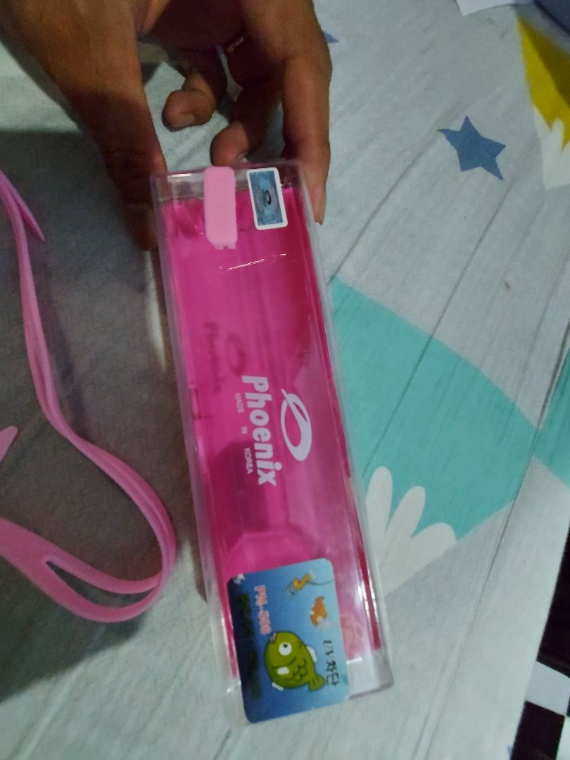 Hộp có tem không đúng như quảng cáo, các chữ in mờ nhạt và thương hiệu mờ nhạt. Chất lượng tạm dùng được nên vẫn còn sao. Chờ thời gian mới đánh giá được bền hay không.