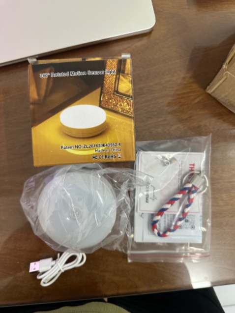 Rất ổn: có nút tắt mở, au to riêng. Điều chỉnh hướng linh hoạt. Được tặng kèm móc khoá