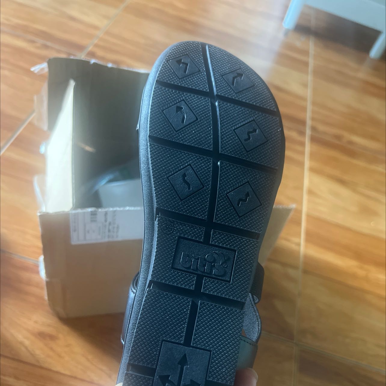 Sản phẩm tuyệt vời.
Hàng y hình. 
Đóng gói cẩn thận, lại được shop tặng quà nữa. 
Đi êm chân và ôm chân lắm ạ