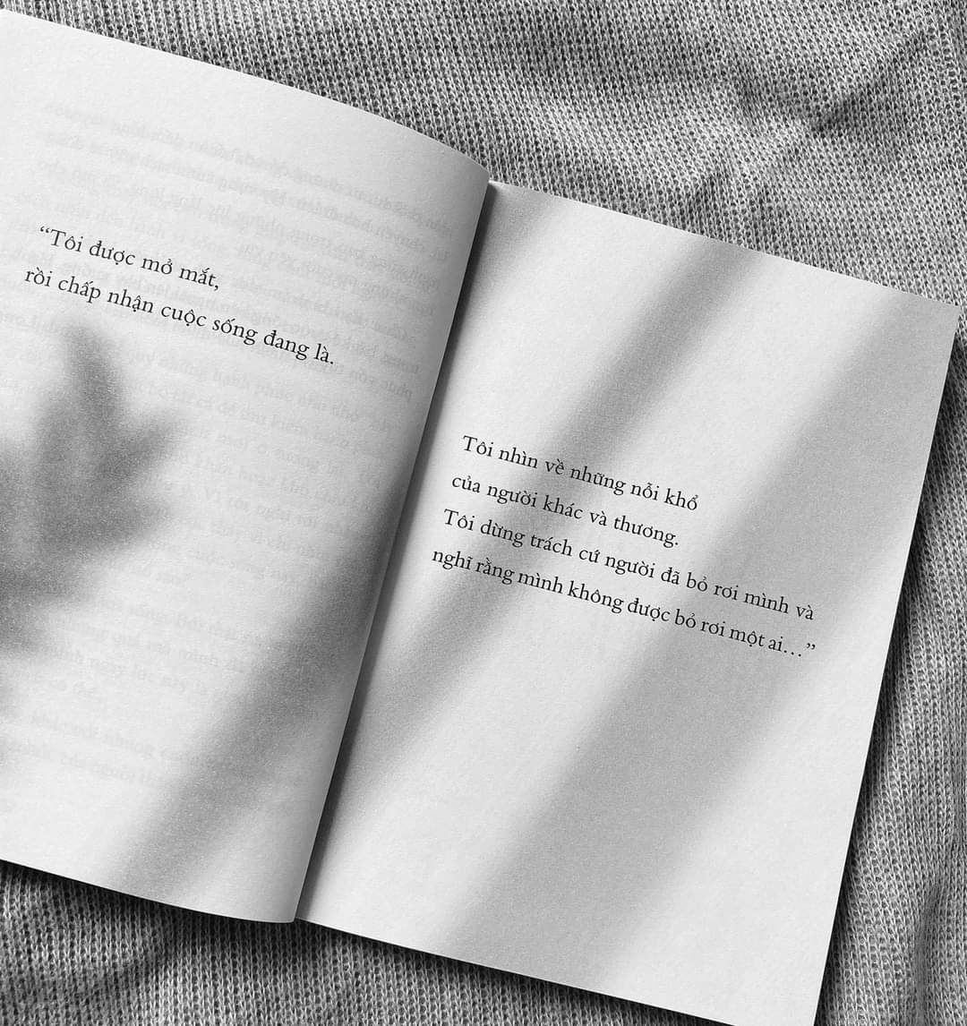 Chất liệu vải và kích thước không giống như trong video quảng cáo, phần túi để xâu qua tay đẩy vali quá nhỏ không để vừa như trong quảng cáo.