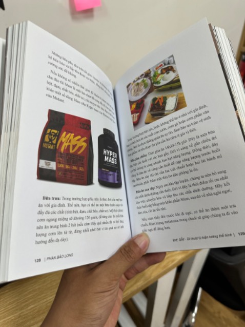 Sách dày dặn in màu rất đẹp,
Nội dung dễ đọc và dễ áp dụng mình đọc 1 lèo 2 tiếng là xong có chế độ ăn và tập luyện luôn
Mình đã áp dụng hơn 1 tuần đac tăng được 2kg rồi