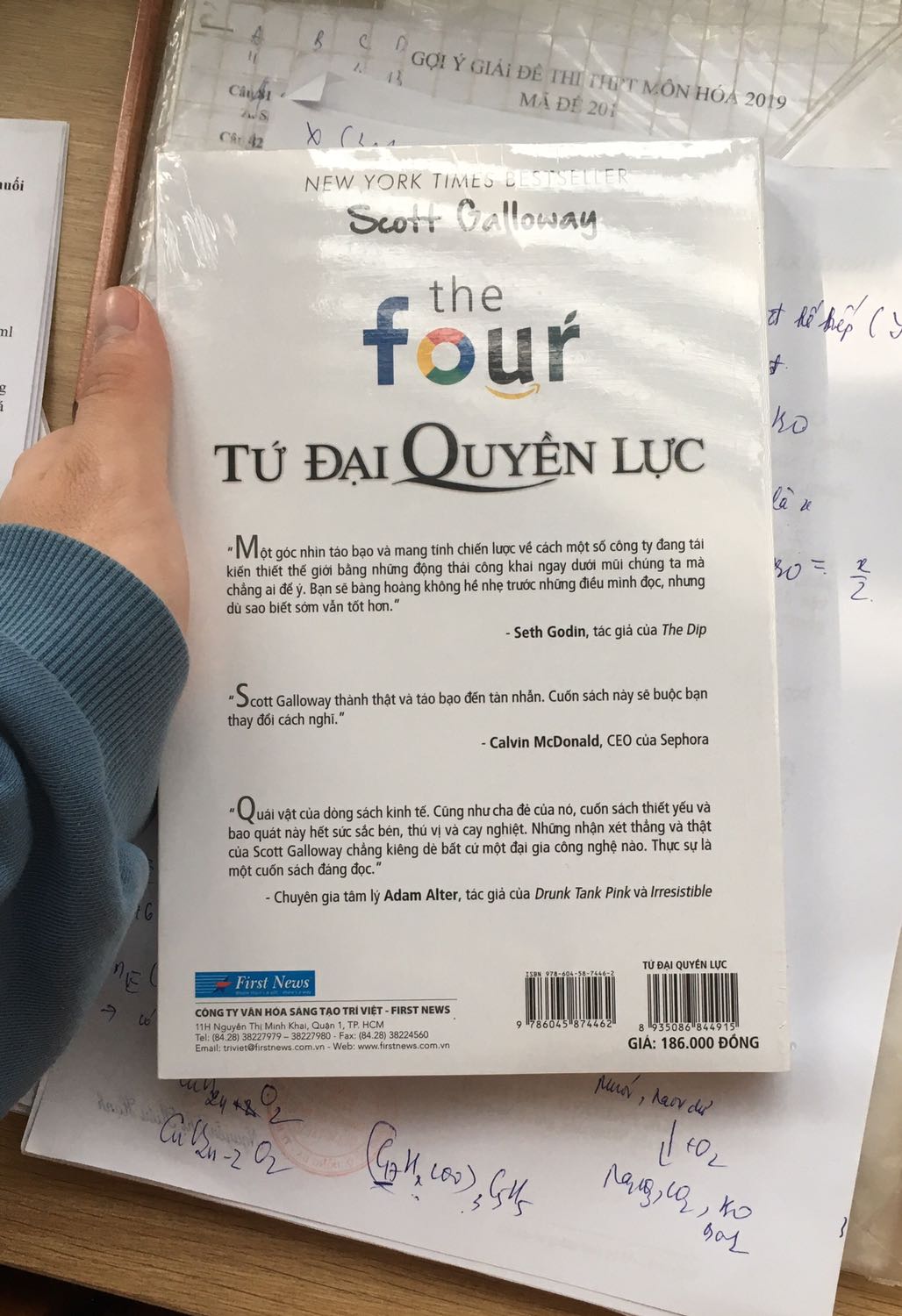 Mình chưa đọc nhưng rất hài lòng về dịch vụ ^^. Hàng giao rất nhanh, 2 ngày đã có rồi. Hơn nữa còn được đóng gói cẩn thận, không bị bong tróc cong hay nhăn.