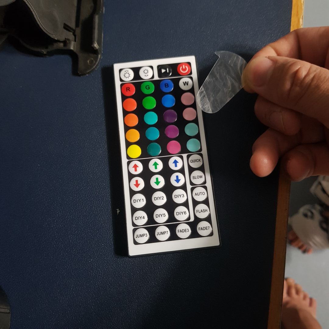 Đóng gói kỹ càng có mấy miếng giấy ở trong nên va đập ko sao dù hộp giấy hơi móp xíu. đầy đủ phụ kiện và có tờ hướng dẫn chi tiết. đèn sáng đẹp nhiều màu nhiều chế độ. các bạn nhớ rút miếng nhựa màu trắng trong ra khỏi điều khiển mới xài đc nha. Chỉ có 1 điều ko hài lòng là phích cắm đầu dẹt xài rất khó chịu và dễ gãy, hi vọng shop thay đổi thành phích cắm đầu tròn cho dễ xài. chưa xài nhiều nên đánh giá trước như vậy. cảm giác đầu là ngon đẹp!