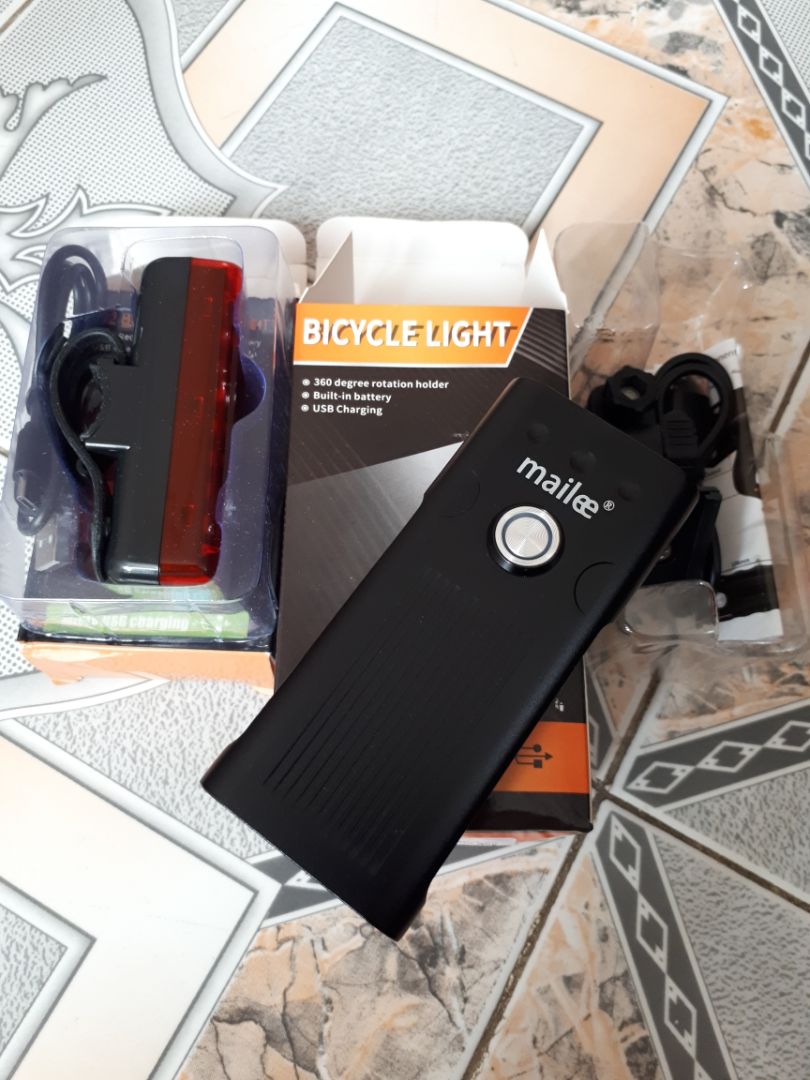 Tiki giao hàng nhanh, Shop đóng gói rất kỹ lưỡng, có chèn bông chống Shock.
Hàng nguyên Seal. Đèn trước NX3 cầm rất chắc tay, Đèn xài 2 Pin 18650 tích hợp rất dể dàng thay Pin sau này hoặc muốn nâng cấp lên Pin 18650 có dung lượng mAh cao hơn, chiếu sáng lâu hơn.
Đèn hậu A02 cũng xài 1 Pin 18650. Đèn hậu xài Đai bằng Silicon mềm như Thun giữ đèn coi bộ không được chắc chắn và bền như Cổ dề nhựa cứng thường dùng.
Chất lượng hoàn thiện nói chung rất Tốt. 5 Sao.
Cảm ơn Tiki và Shop Mailee House.