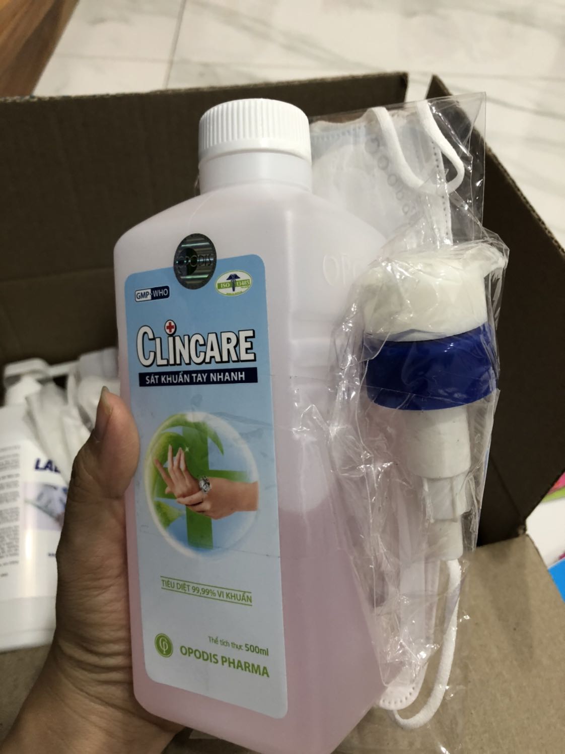 Rất rất rất hài lòng luôn! Mình đã dùng sp của Clincare 6 tháng rồi! Từ hồi sinh bé, bv tặng cho chai xài. Nay trên tiki có deal tốt nên mua 3 chai dùng dần. Dung tích chuẩn, mở nắp có lớp nhôm bọc. Đúng như trong pharmacity. Cảm ơn Tiki.