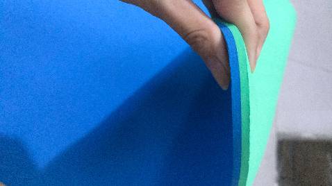 Mình đặt hàng thứ bảy thì thứ ba bên tiki đã giao cho mình rồi. Thảm được quấn một lớp màng co. 
Sau khi tháo màng co rồi thì thảm còn một lớp nilong nữa. Thảm mình chọn là 8mm gồm hai màu xanh dương và xanh lá. Thảm không hôi mùi nhựa, không bị lỗi nên mình khá ưng ý. Bên cạnh đó còn có một dây buộc thảm và túi đựng thảm nữa nên khá tiên lợi.
Đây là lần đầu mình mua thảm nên đối với mình sản phẩm thế này là ổn rồi, mọi người có thể tham khảo. Bên cạnh đó shop còn có một bưu thiếp cảm ơn nữa