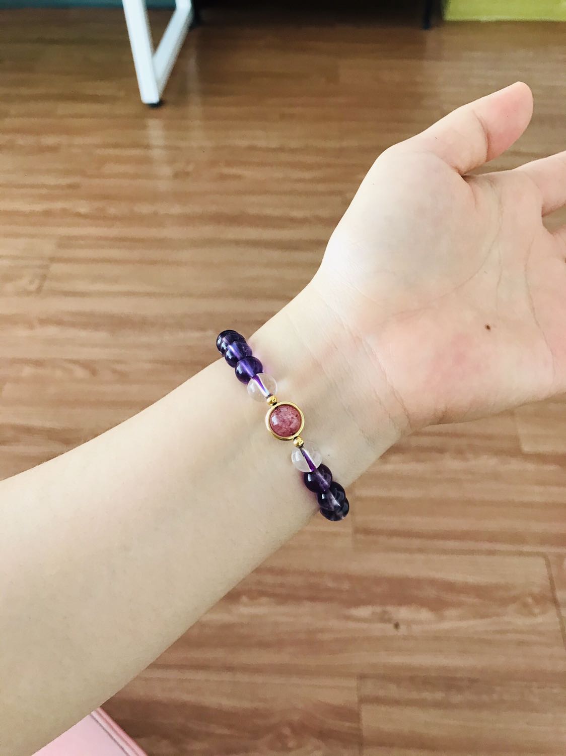 Giao hàng tiêu chuẩn hơi lâu. Bù lại rất hài lòng. Dây đẹp đeo sáng da?