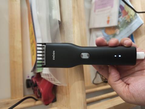 nói chung sp này đáng giá đồng tiền. Cắt nhanh hơn hơn hẳn cái tông đơ của Kemei mình mua đợt đầu dịch tháng 7 vừa rồi. chắc do dao sắc hơn hoặc tốc độ motor quay nhanh hơn. mình đánh gia cao cái lược có nhiều nấc điều chỉnh độ dày rất tiện lợi thông minh so với các loại tông đơ khác phải dùng nhiều lược mỗi độ dày là 1 cái lược. highly recommend