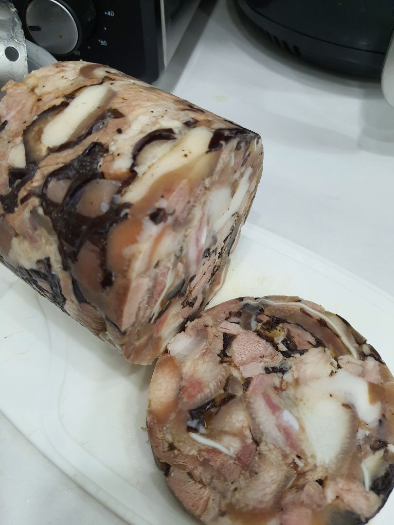 Dày dặn,chắc chắn
Nhược điểm: Viền sắc quá,mình bị đứt tay,chảy máu😭