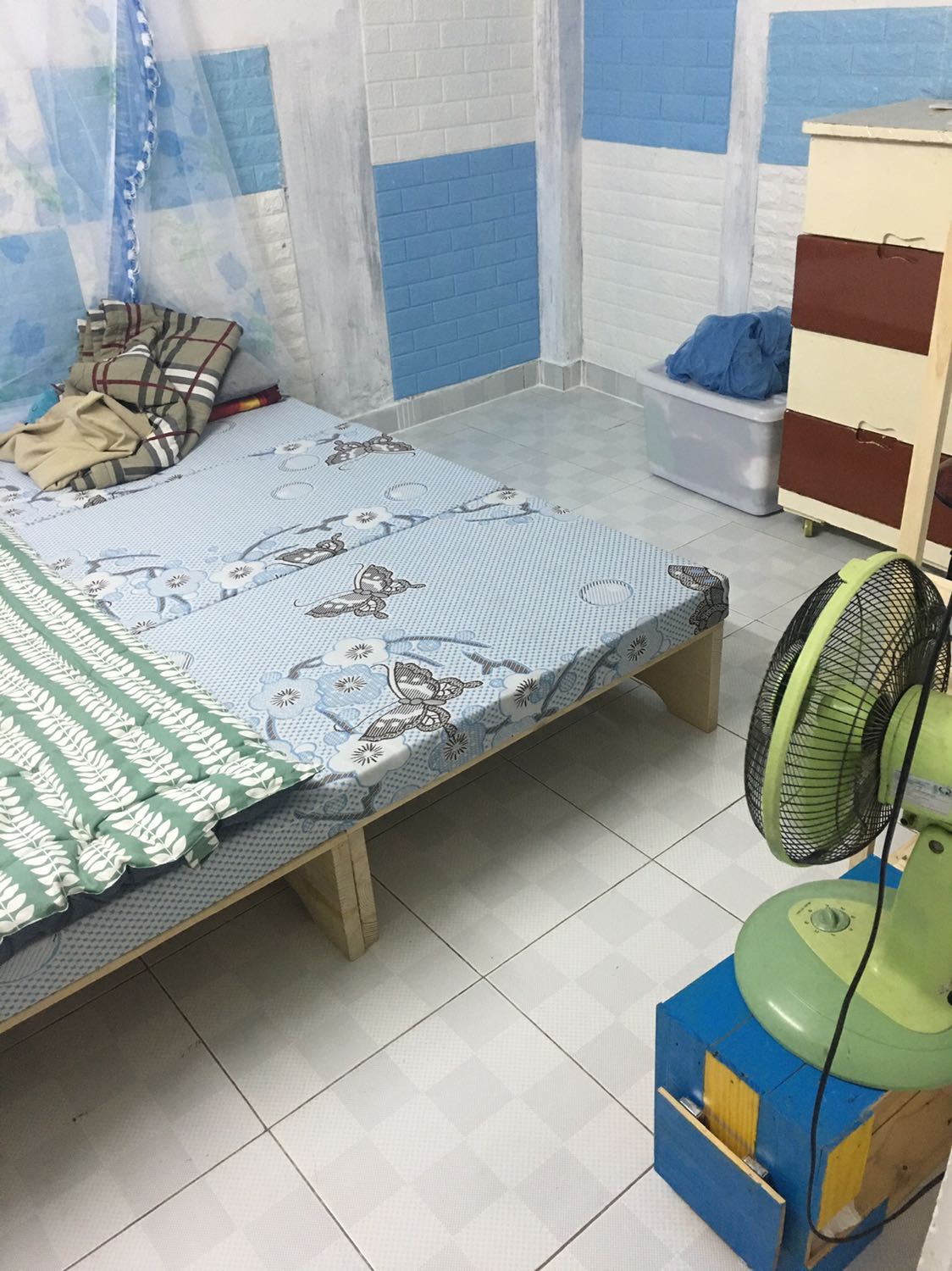 Nệm êm, nặng, khá chắc chắn. Phần gắn kết 3 phần gấp hơi mỏng manh Nệm êm, nặng, khá chắc chắn. Phần gắn kết 3 phần gấp hơi mỏng manh