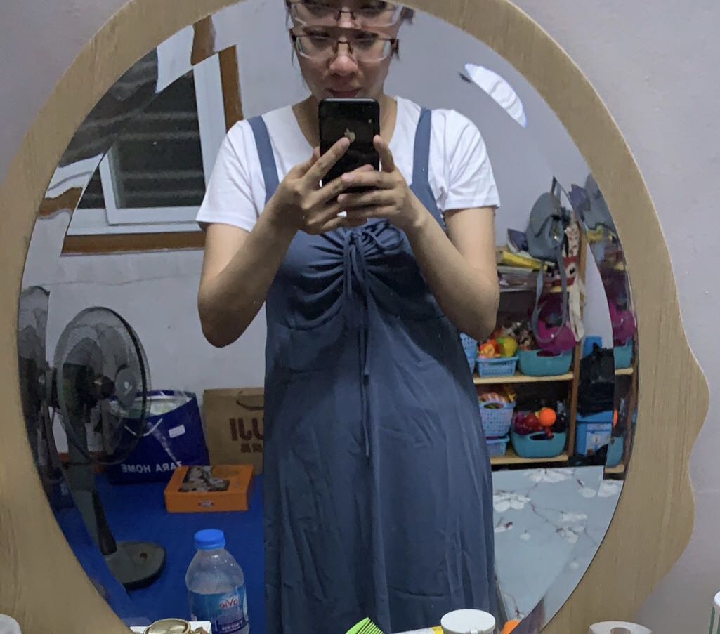 Form váy bầu hơi nhỏ hơn mình nghĩ. Vợ mình có 50kg mà mặc cũng hơi bị chật dù order size M