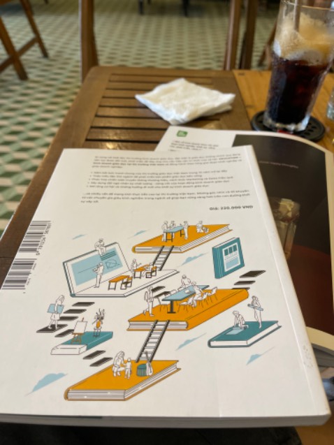 Bìa cũ, còn bẩn. Ko dc bọc bì bảo vệ. Ko hài lòng tí nào. Mới mua mà như sách đã qua sử dụng.