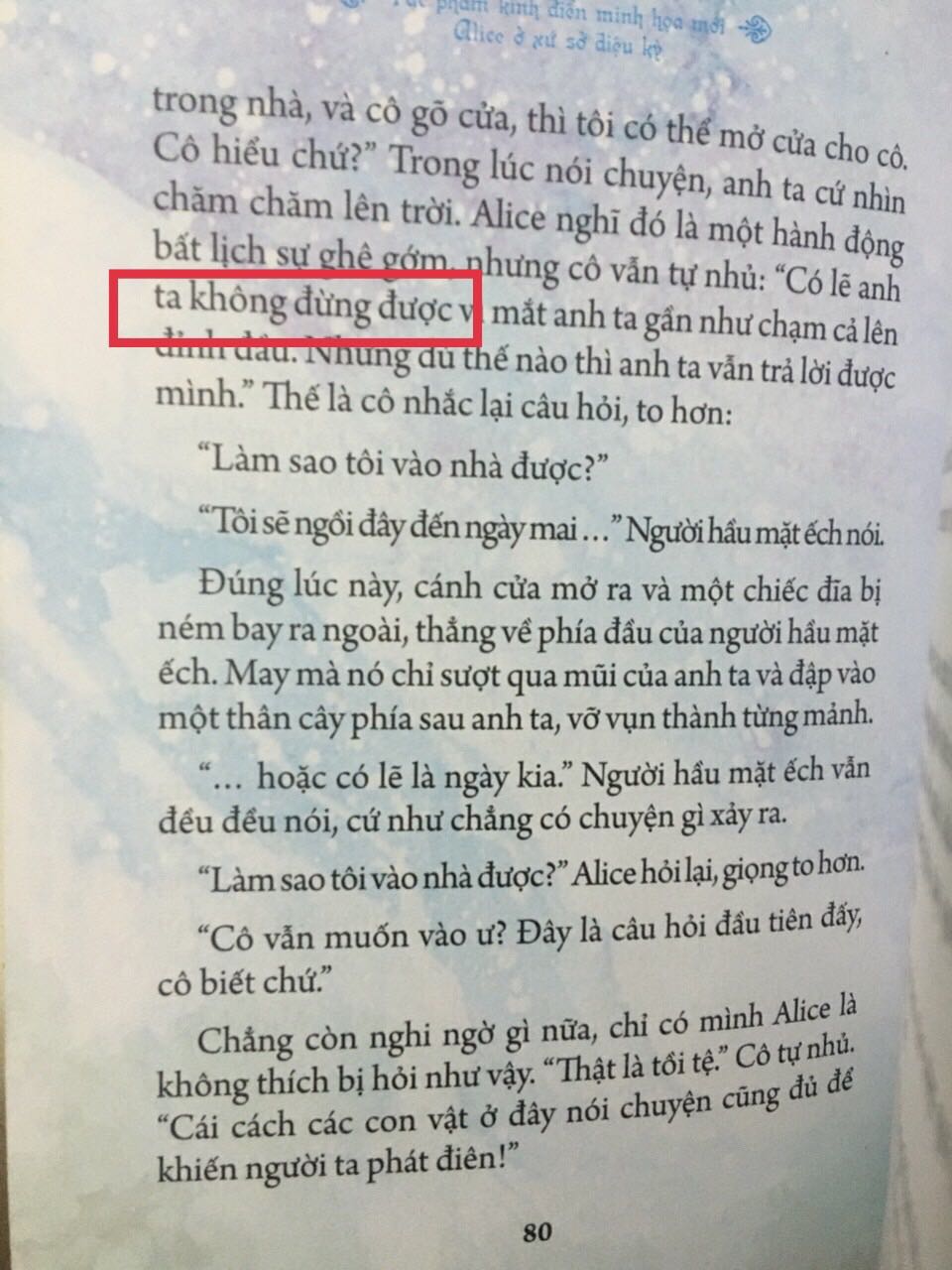 * về dịch vụ: giao hàng đúng hẹn, shipper thân thiện dễ mến. Sách của Fahasa giao thì không có chỗ nào để chê nữa rồi.
* về sản phẩm:
   - hình thức: sách còn nguyên màng bọc rất mới, sách bìa cứng, hình minh hoạ rất đẹp.
   - nội dung: có những chỗ dịch làm các bé khó hiểu. Ví dụ: chẳng chóng thì chày (trang 15). Cho hỏi khí không phải (trang 44). Có lẽ anh ta không đừng được (trang 80). 
Mặc dù nói sách được viết cho trẻ em nhưng bản dịch không được hay cho lắm, nhiều câu từ không gần gũi với trẻ em. 
Mình không biết là bạn dịch sách vì dịch sát nghĩa với bản gốc nên câu từ khó hiểu như vậy, nhưng vì ban đầu nói cuốn sách viết cho trẻ em thì mong rằng dịch cho trẻ dễ hiểu và gần gũi hơn, để các bé dễ tưởng tượng nên câu chuyện hơn.