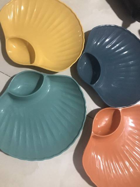 Đĩa nhựa nhưng xinh lắm luôn. Nhựa tốt dày dặn, k bị hôi. Mình sẽ mua thêm vài set mữa, shop rất chu đáo nhiệt tình, giao hàng cũng nhanh