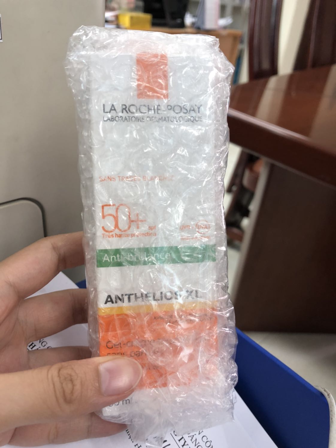 M mua ở Picare, hộp, tem nhãn, gói ghém đàng hoàng, date khá xa. 
Chất kem hơi dính nhưng không làm bóng nhờn, mình bôi từ sáng lúc đi làm đến chiều tối về thấy mặt mũi bình thường, kem không làm lên tông da hoặc giảm tông gì nhé. Chưa thấy dị ứng gì, mong là tương lai vẫn duy trì.
Trước khi mua, m cũng tra mấy chuyên trang web nước ngoài có uy tín xem kem chống nắng nào phù hợp cho bầu (m đang bầu 6 tháng) thì họ đánh giá kem này phù hợp. Hè nắng thế này mà không có kem chống nắng chắc sinh xong là mặt nám xám xịt vào ^^