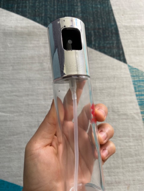 Vỏ nắp là nhựa xi nên nhìn nó ko được sang lắm, chai thì được làm bằng thuỷ tinh