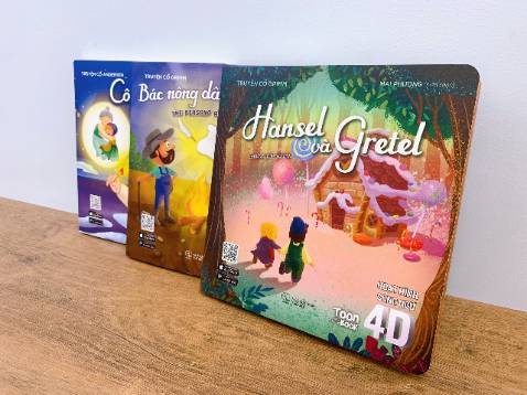 Sách rất thú vị, đến bản thân mình năm nay đã 30 tuổi mà còn cực kỳ yêu thích và ngạc nhiên trước những hiệu ứng sống động nữa là các con, bé nhà mình rất thích và hào hứng với việc đọc sách hơn. Điều đó cũng khiến mình bớt nặng nề với việc con sử dụng smartphone/iPad bởi thông qua ứng dụng mình thấy con được tiếp thu bài học rất nhanh, kết hợp việc học song ngữ một cách rất tự nhiên và thoải mái. Tiki giao hàng nhanh, hộp sách được đóng gói cẩn thận ko bị móp méo.