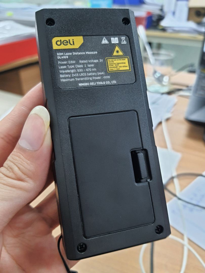 máy nhẹ nhàng, cầm chắc chắn, đo nhanh, chuẩn, pin thay bằng pin AAA, dễ dùng