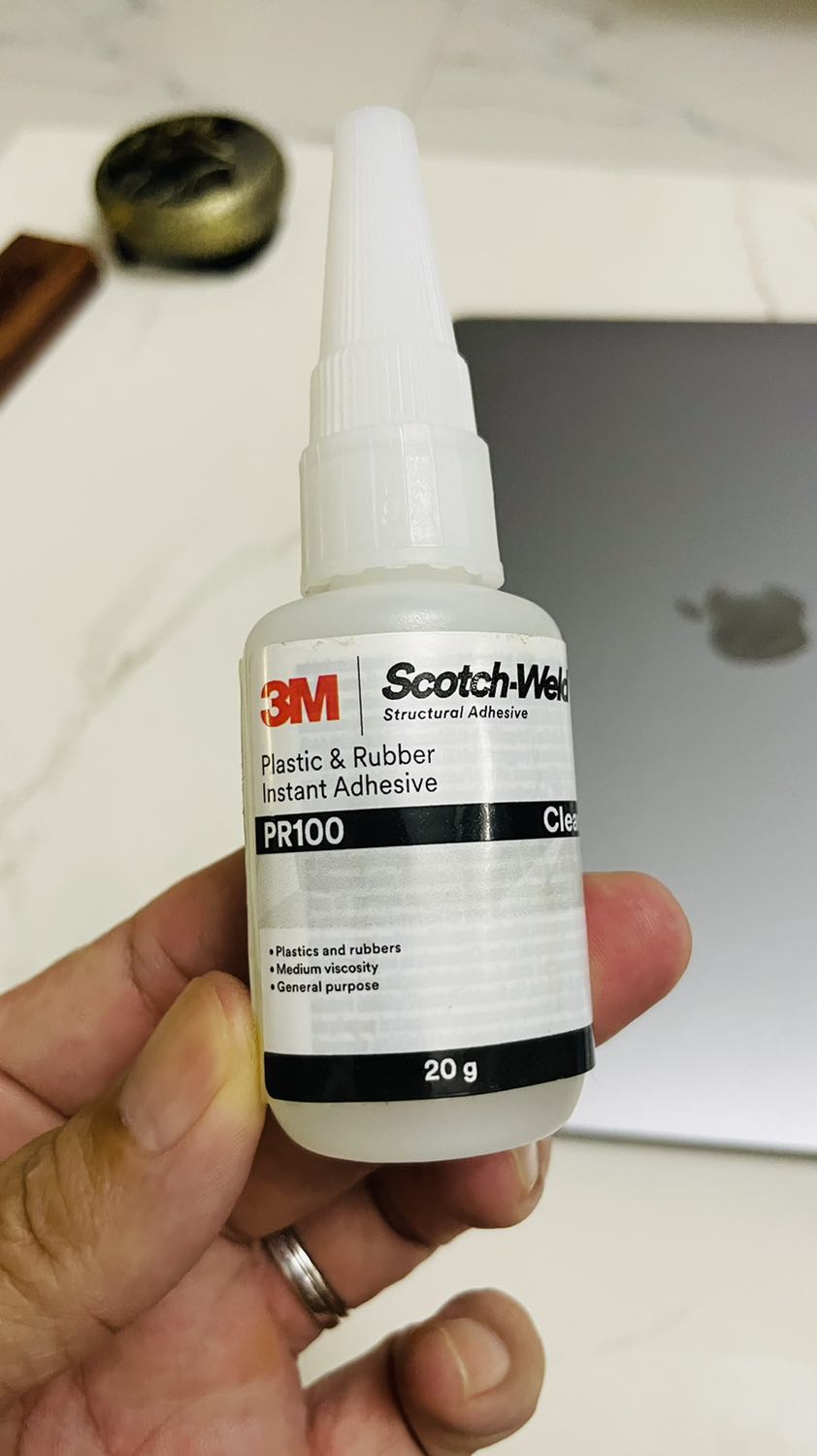 Hàng có vẻ ko như quảng cáo. Tôi nghi là hàng fake. Mong shop trả lời vì nhìn hình ảnh ngoài nhãn mác khác quảng cáo và tôi vào web của 3M nhìn nhãn cũng có sự khác biệt. Dung dịch trong lọ là loại 502 kém chất lượng. Rất bực mình