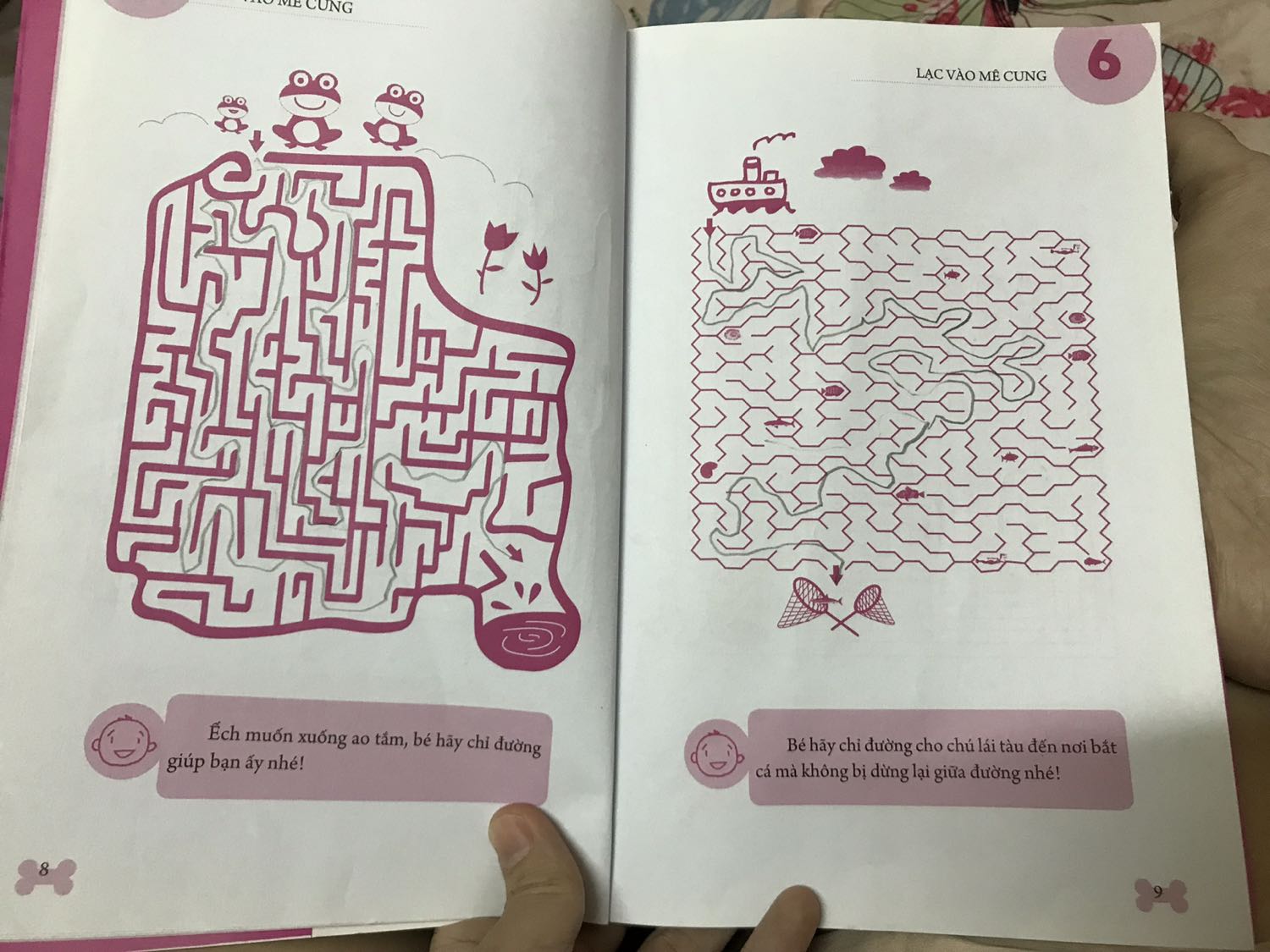 Bộ này cuốn nào cũng hay. Mỗi cuốn gồm 4 chủ đề khác nhau. Khá khó. Bé nhà mình 5 tuổi làm ổn áp. Nhỏ hơn sợ chưa làm được