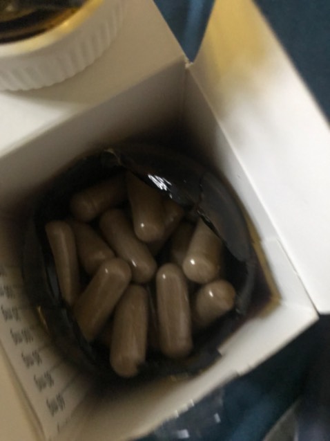 Vừa nhận hàng được đóng gói tốt không thấy gì sai nên xé hộp ra thì hộp thuốc cũng niêm phong rất kỹ. Nhưng khi mở một hộp ra để sử dụng thì hủ thuốc bên trong hộp đã bị bể nát. Quá thất vọng luôn.