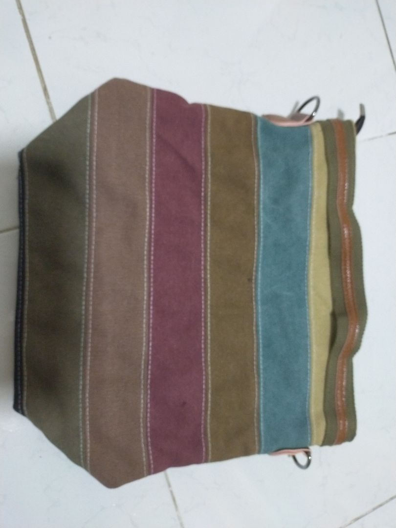 chất liệu vải bố dày dặn, nhưng màu túi sậm hơn ảnh chụp rất nhiều (màu nhìn cũ), hơi thất vọng về màu.