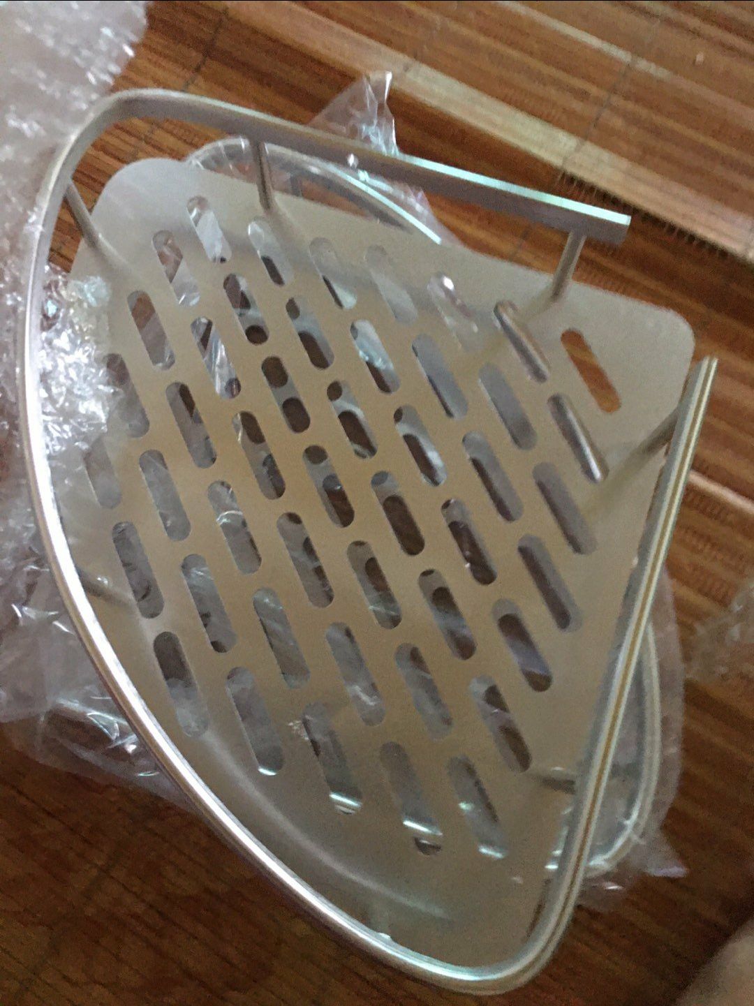 Kệ rất đẹp ,màu sáng bóng ,gắn lên nhaà tắm nhìn rất sang và bắt mắt, mình rất thích sản phẩm này, rất đáng tiền mua