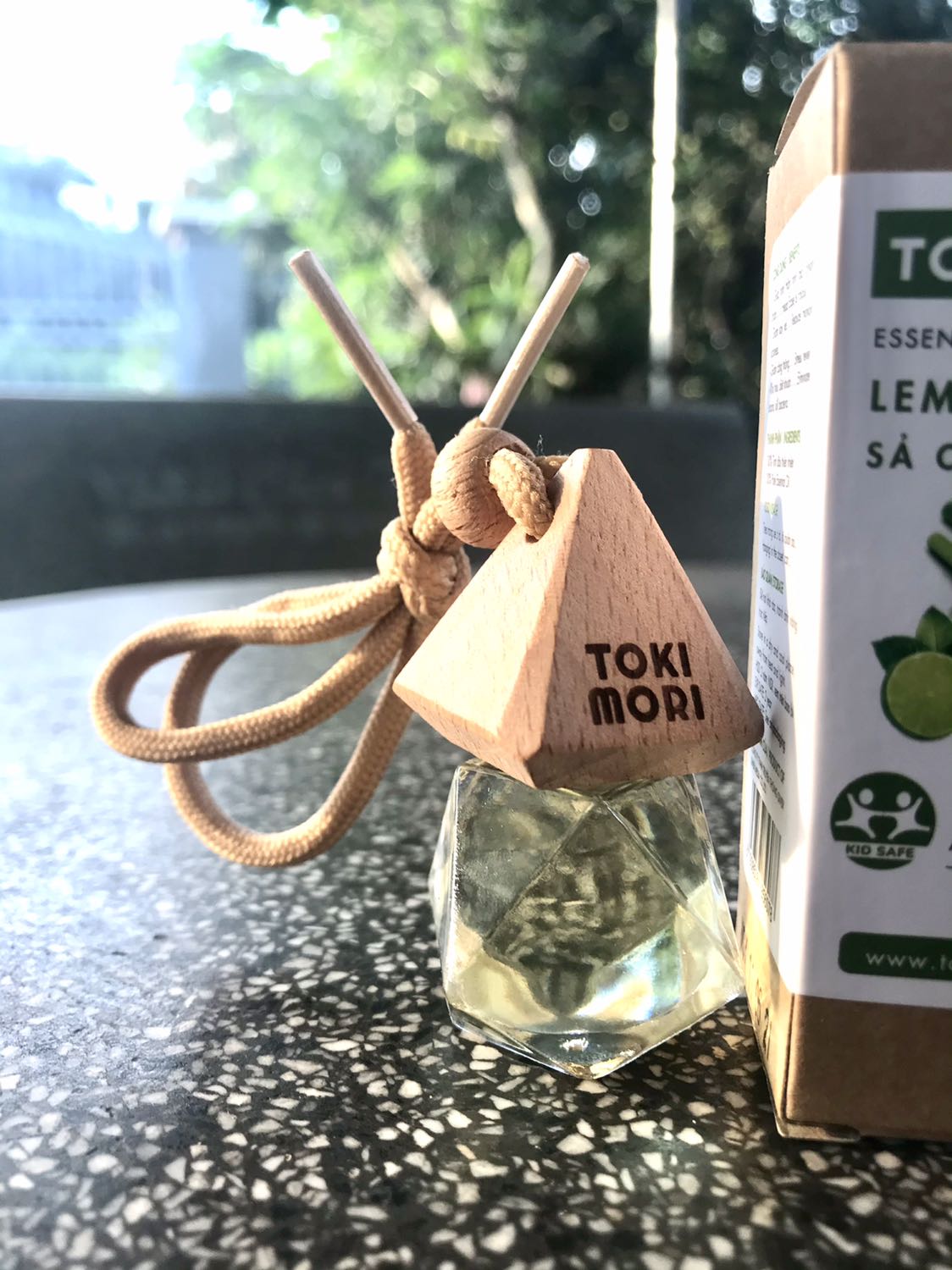 Mùi sả chanh treo xe nhưng mình không có xe, mình treo phòng, treo nhà bếp. Hihi. Mùi  toả hương rất lâu, giá cả rất phù hợp.