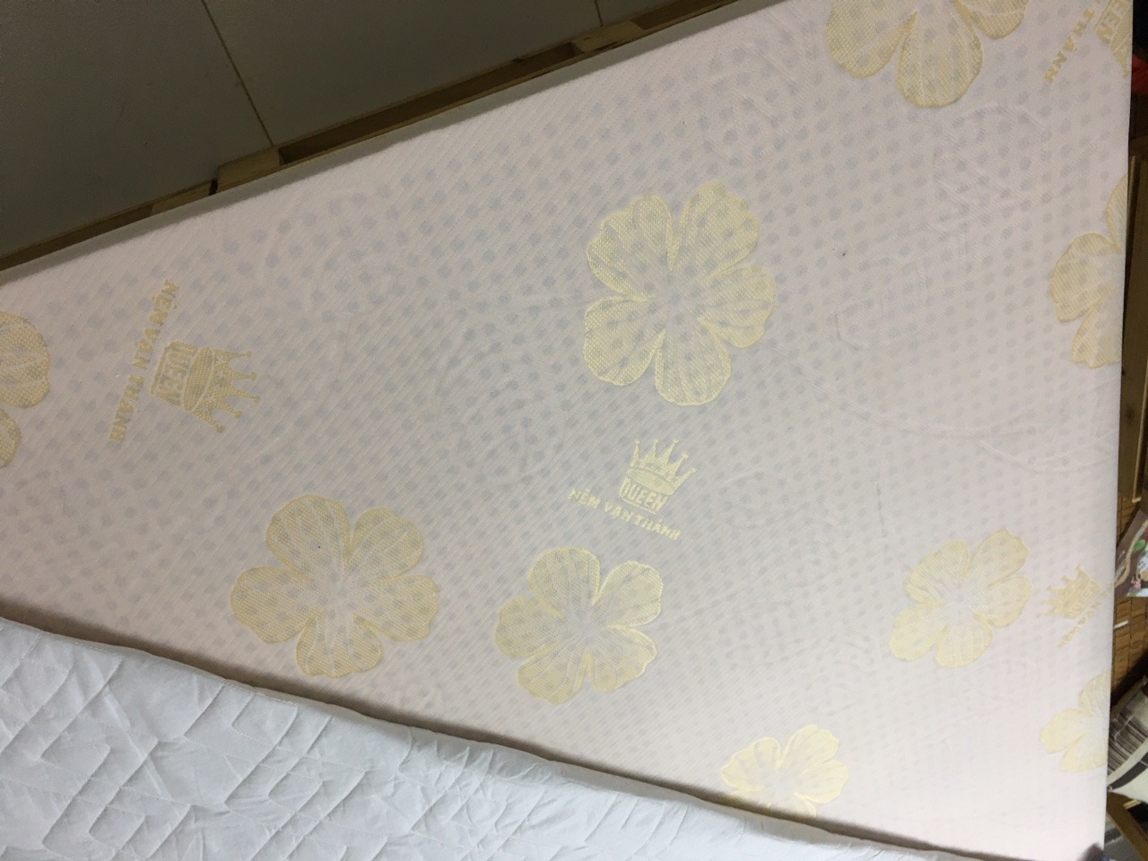 Hàng đúng với miêu tả, ấn tượng nhất về khoản giao hàng, hàng nặng cồng kềnh nhưng phụ phí khá mềm! tuyệt vời