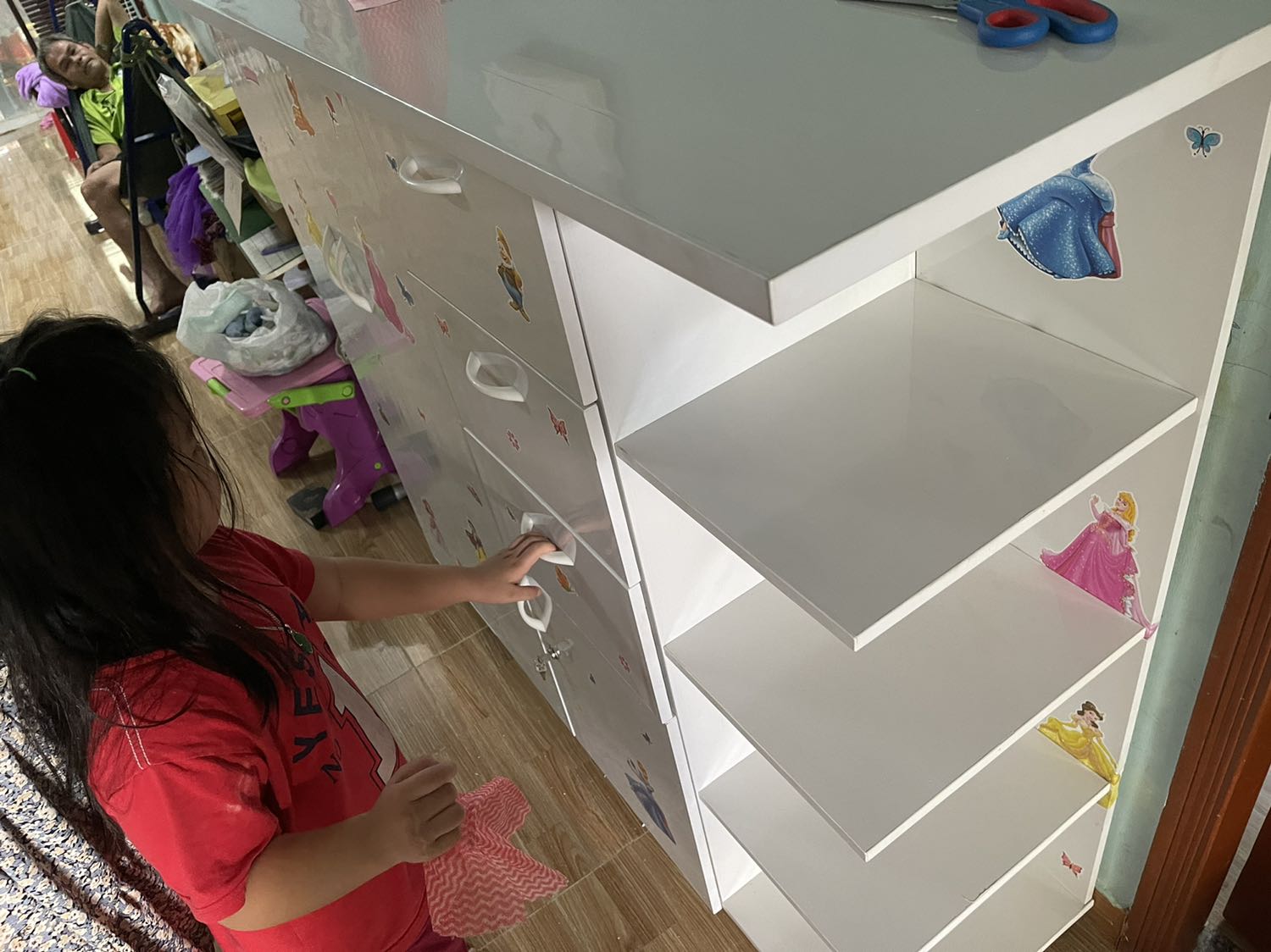 Tủ nhựa nên lỏng lẻo rung rinh, tính thẩm mỹ không cao, chỉ đúng phù hợp để áo quần cho bé chứ để đồ nặng tý thì nguy lắm, chỉ là các miếng nhựa ghép vào thợ cưa bắt vít làm ẩu, các mối nối hở. Không bằng tủ nhựa Duy Tân, nên cân nhak khi mua, với số tiền đó nên mua tủ Duy Tân sẽ an tâm hơn. Mua rồi thật sự chỉ chấm đc 5 điểm với số tiền 1tr5