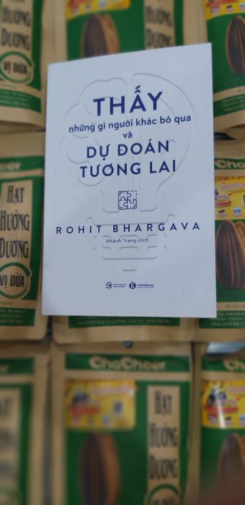 Cuối năm, ai cũng thích đưa ra những dự đoán, dự báo tương lai.
Cách dự đoán tương lai tốt nhất là phải hiểu về hiện tại- Đó là một trong những lời khuyên vô cùng giá trị từ sách. Đặc biệt ấn tượng là phần tập hợp lại những dự đoán của tác giả trong thập kỷ 2***.
Sách nên gối đầu giường của những ai làm kinh doanh, marketing và giảng dạy.