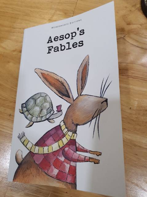 Sách nhẹ, giấy hơi mỏng nhưng cầm vừa tay. Khá đầy đủ truyện Aesop, tìm audio nghe nữa nên khá hay. Nên mua để đọc.