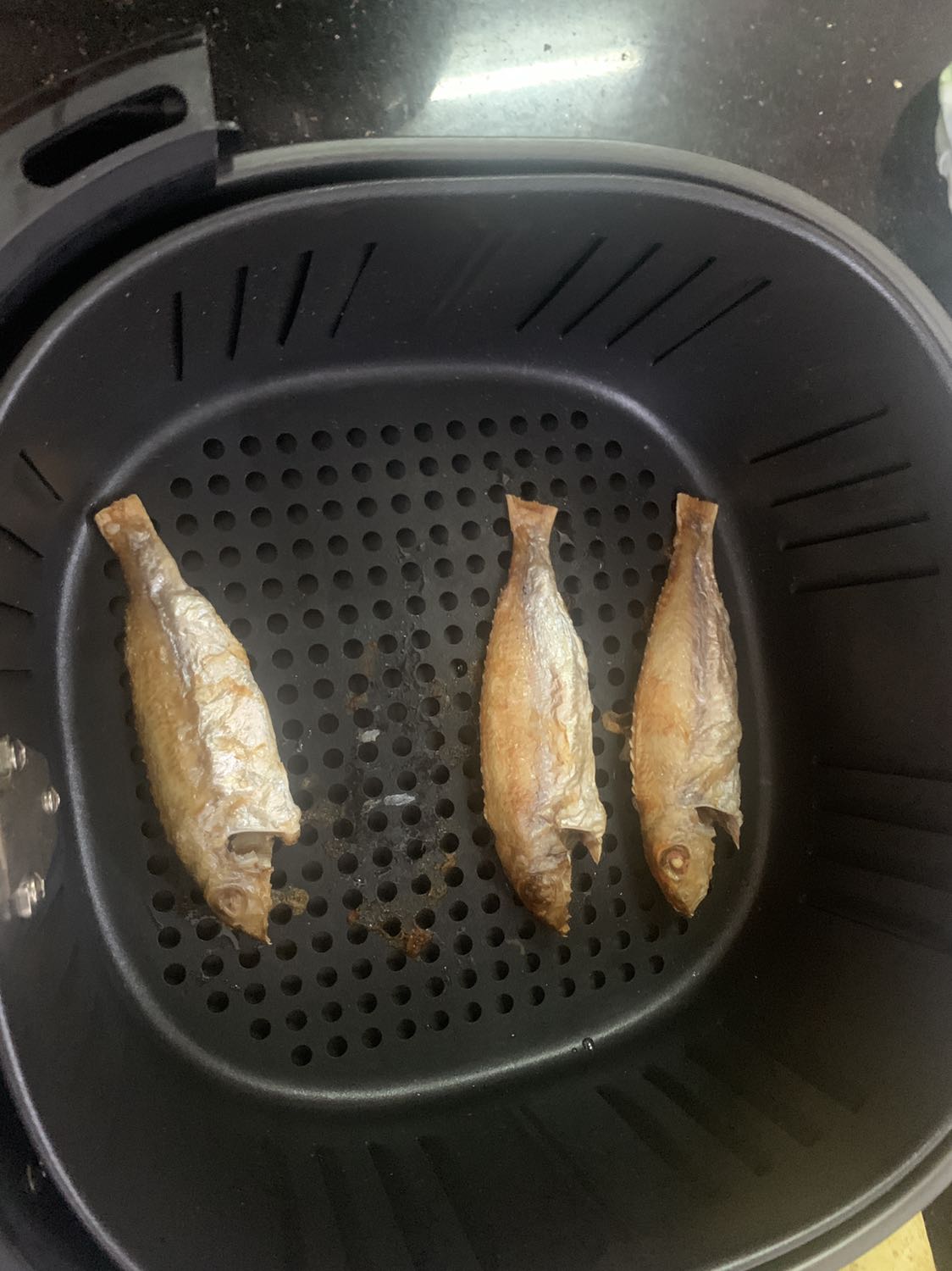 Nồi chiên chất lượng, mình cực kỳ ưng ý. Tiki giao hàng nhanh trước Tết. Mình dùng hơn 1 tháng, nồi chiên hoạt động ổn định. Làm được gần như các món mà chiên theo kiểu truyền thống làm được. So về độ ngon và bắt mắt thì là 7-8/10. Nhưng nghĩ đến lượng dầu mình có thể né được thì phải nói là xuất sắc vì đảm bảo sức khoẻ. Mình đã chiên thành công heo quay, gà chiên, cá chiên, sữa tươi chiên giòn, khoai tây chiên. Nồi to dung tích lớn nên sử dụng rất thích. Rất đáng mua nhé mọi người. Cảm ơn Tiki