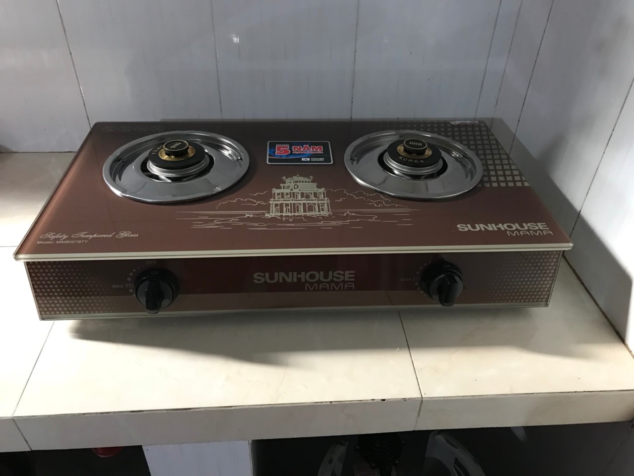 Bếp gas nhìn rất đẹp,2 cái kiềng bếp nặng tay.Mặt bếp gas bằng kính nhìn đẹp lắm các bạn.Mình hài lòng với sản phẩm này.