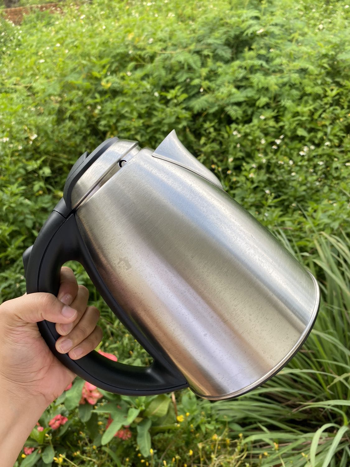 Tìm mãi mới có mẫu này 2 lít, Kangaroo với tầm giá này là ổn lắm đó.
Điều làm mình bất ngờ là cầm lên bình nước chắc cực, không bị ọp ẹp như Sunhouse mua ở siêu thị. Đun lần đầu mình bỏ miếng chanh vàng vô là hết mùi mới liền.
Chỉ có điều lưu ý duy nhất là vì là vỏ inox nên lúc đun không để ý sẽ bị bỏng, nóng tay.