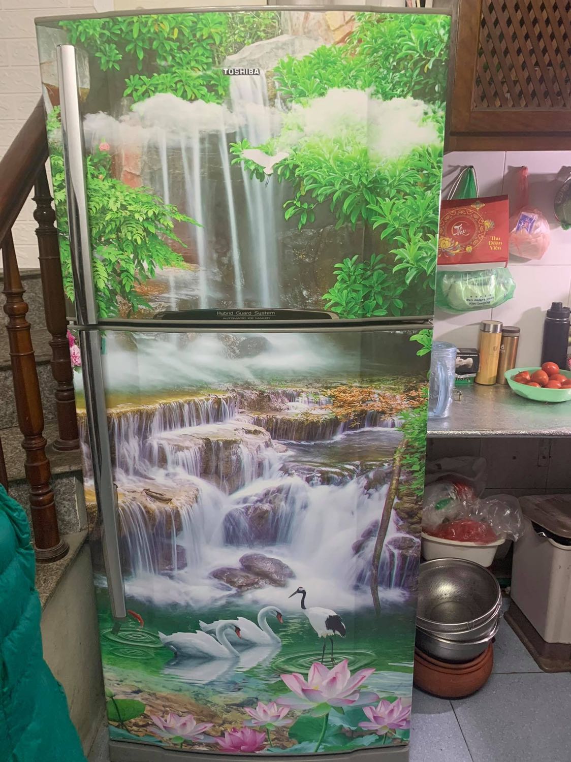 Chân dung em tủ khổng lồ sau khi đc mặc thêm áo mới. Đề can rất đẹp, rất bóng. Mình rất ưng ý. 5 sao nha shop