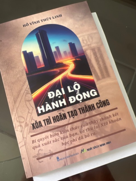 Lần đầu tiên mình đọc một cuốn sách mà nhanh đến thế, đọc một mạch từ đầu đến cuối luôn . Tác giả Thuỳ Linh viết rất lôi cuốn, đọc tới đâu là tâm đắc tới đó, cứ như cuốn sách đang viết cho mình vậy🥰