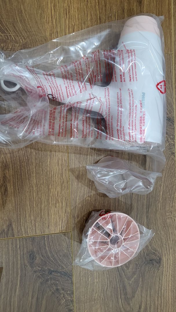 Giao hàng đúng thời gian, 2 phụ kiện đi kèm, có 3 chế độ sấy, máy hơi to nên cầm lâu sẽ mỏi, máy kêu to, khá là ồn, máy không gấp lại được.