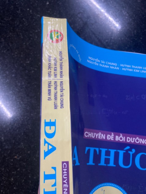 Bìa sách và gáy sách bị bóp méo nhiều chỗ, nội dung thì ok